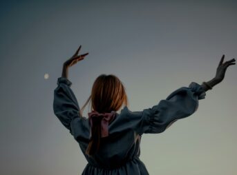 a person with the hands up